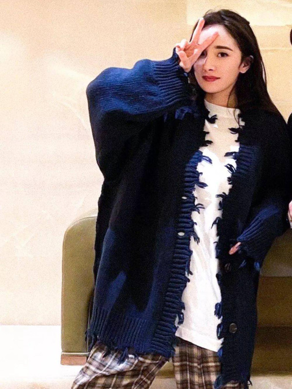 Chẳng hạn, trước đây mẫu áo cardigan được thiết kế dày ấm, cổ cao giữ nhiệt thì nay chúng được biến tấu trở nên nhẹ nhàng hơn. Lớp áo được thiết kế mỏng song vẫn giữ nhiệt, dễ phối đồ, ngày càng được nhiều ngôi sao nổi tiếng như Dương Mịch, Rose, Jennie (BLACKPINK)... chọn mặc.