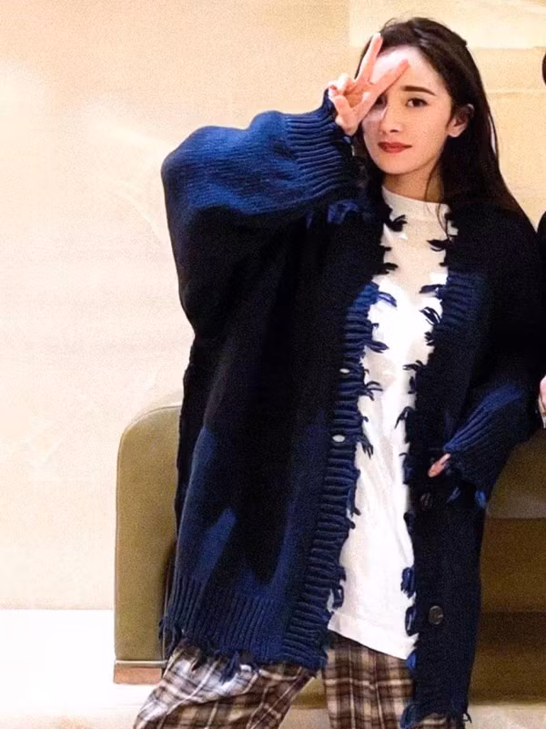 Chẳng hạn, trước đây mẫu áo cardigan được thiết kế dày ấm, cổ cao giữ nhiệt thì nay chúng được biến tấu trở nên nhẹ nhàng hơn. Lớp áo được thiết kế mỏng song vẫn giữ nhiệt, dễ phối đồ, ngày càng được nhiều ngôi sao nổi tiếng như Dương Mịch, Rose, Jennie (BLACKPINK)... chọn mặc.