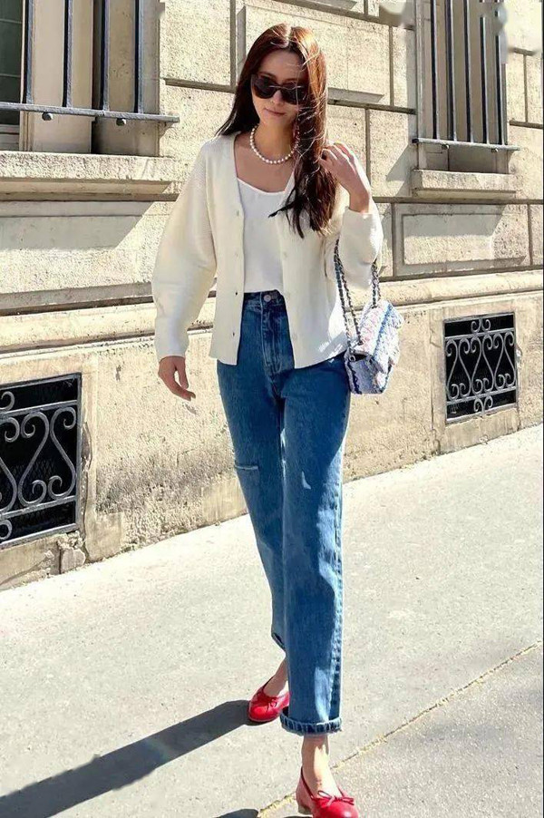 Sở hữu thân hình mảnh mai, bạn gái nên tham khảo kiểu áo cổ chữ V phối với vòng cổ hoặc khăn quàng. Cách mặc này vừa ấm áp vừa giúp làm nổi bật phần quai xanh thanh tú.