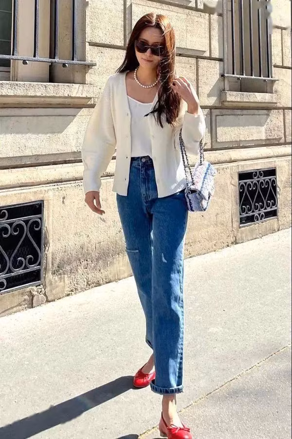 Sở hữu thân hình mảnh mai, bạn gái nên tham khảo kiểu áo cổ chữ V phối với vòng cổ hoặc khăn quàng. Cách mặc này vừa ấm áp vừa giúp làm nổi bật phần quai xanh thanh tú.