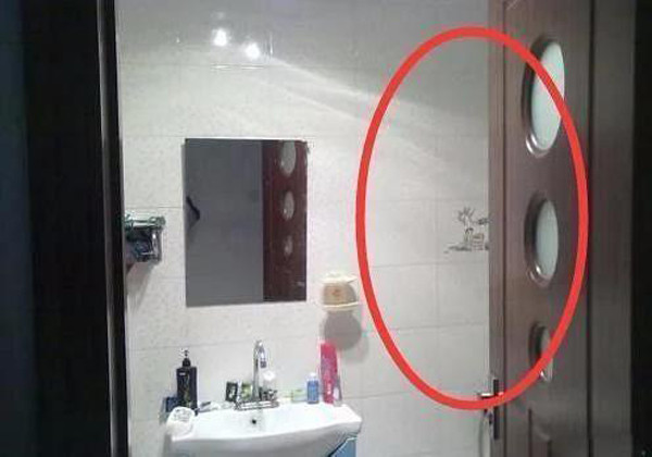 Nhiều người có thói quen mở cửa phòng tắm sau khi sử dụng để tránh phát tán mùi hôi. Tuy nhiên, hành động tưởng tốt này không được đánh giá cao. Mở cửa phòng tắm sau khi sử dụng sẽ khiến vi khuẩn, mầm bệnh phát tán ra bên ngoài. Vô tình, môi trường sống của bạn sẽ bị nhiễm bẩn giống như nhà tắm.