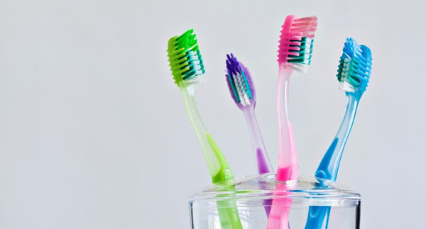 Để an toàn, bạn nên bố trí chỗ để vật dụng cá nhân ở nơi khô thoáng, ngoài phòng tắm. Khi cần sử dụng, bạn mang chúng vào rồi cất về vị trí cũ.