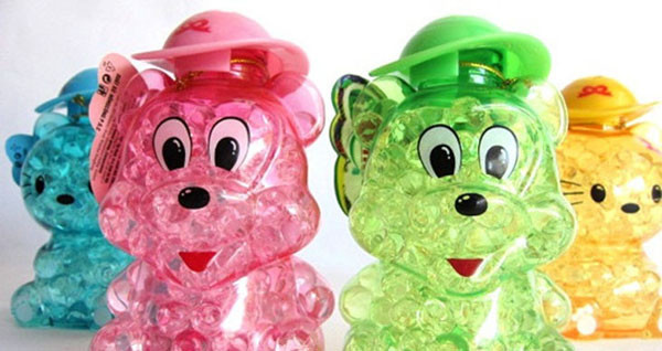 Phòng tắm, nhà vệ sinh rất dễ ám mùi song sử dụng các sản phẩm khử mùi không được khuyến khích. Tương tự như bột giặt, chất tẩy rửa, sản phẩm khử mùi đều là hợp chất hóa học. Ngửi chúng lâu dài không tốt cho sức khỏe. Để khử mùi, bạn nên tận dụng những nguyên liệu sẵn có trong tự nhiên, sử dụng quạt hút mùi, mở cửa sổ để lưu thông không khí.