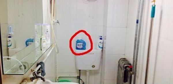 Bột giặt, nước lau sàn cũng tránh để ở trong nhà tắm. Đây đều là những chất hóa học có hại cho sức khỏe. Đặt trong phòng tắm, chúng sẽ hòa tan vào không khí, “uy hiếp” hệ hô hấp và sức khỏe tổng thể.