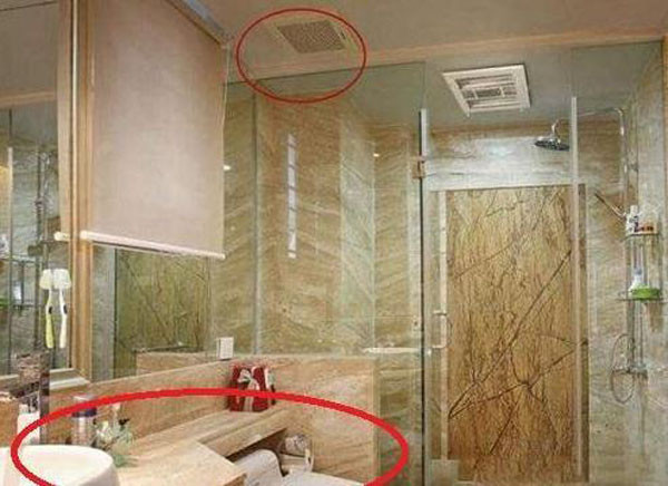 Bàn chải đánh răng, khăn tắm, quần áo, chậu rửa mặt... không nên tích trữ trong phòng tắm. Nguyên nhân bởi khi xả nước bồn cầu, vi khuẩn sẽ nhanh chóng khuếch tán khắp phòng, bám vào vật dụng cá nhân, trở thành mầm mống gây bệnh.