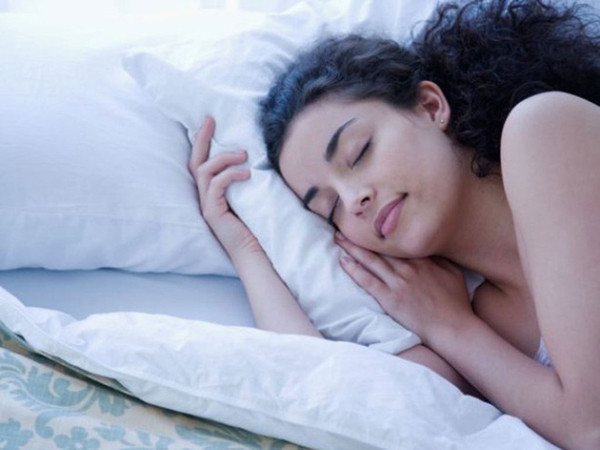 Cụ thể, người ngủ từ 9-10 tiếng mỗi đêm có nguy cơ tăng 5kg cao hơn 25%. Tình trạng này diễn ra ngay cả khi duy trì chế độ ăn, vận động hợp lý. Lý giải điều này, chuyên gia cho biết thiếu ngủ trong thời gian dài sẽ làm giảm mức leptin, nhưng lại làm tăng mức ghrelin, khiến cơ thể nhanh đói hơn, dễ béo hơn. Thậm chí, chỉ cần thiếu ngủ một đêm cũng sẽ làm tăng nồng độ ghrelin và khiến người ta thèm ăn những thức ăn có hàm lượng calo cao, nhiều carbohydrate.