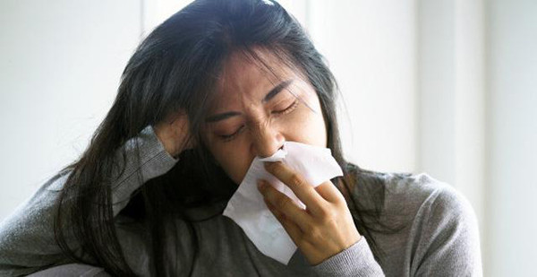 Dễ sinh bệnh. Giấc ngủ ngon cho phép hệ miễn dịch hoạt động bình thường. Khi ngủ, hệ miễn dịch sẽ thực hiện nhiệm vụ phục hồi cơ thể. Nếu ngủ ít hơn 7 tiếng, bạn có nguy cơ bị cảm lạnh cao gấp 3 lần so với những người khác.