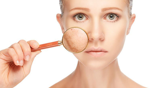 Các vấn đề về da. Thức khuya, căng thẳng kéo dài khiến cơ thể dễ rối loạn nội tiết tố, da mất độ ẩm dẫn đến hình thành nhiều nếp nhăn. Người thức khuya cũng thường có làn da xỉn màu, mụn trứng cá, mụn thịt và quầng thâm quanh mắt.