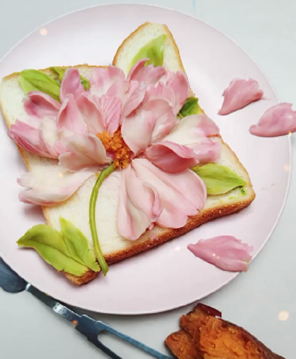 Chỉ với nguyên liệu phổ biến như khoai lang, khoai tây hoặc sắn, Jangcaicai có thể “phù phép” thành những bức tranh hoa lá đầy màu sắc.