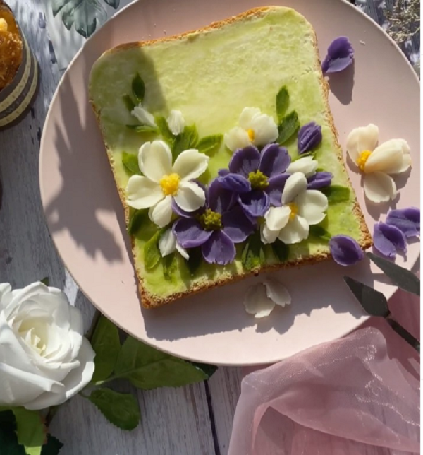 Dụng cụ không thể thiếu là những chiếc bay dùng để lấy màu khi vẽ tranh của các hoạ sĩ. Chiếc bay này có phần lưỡi mảnh, nhọn, phù hợp để lấy khoai mềm. Khoai được hấp trước để đảm bảo độ mềm nhưng không mất nước, mất màu sắc vốn có.