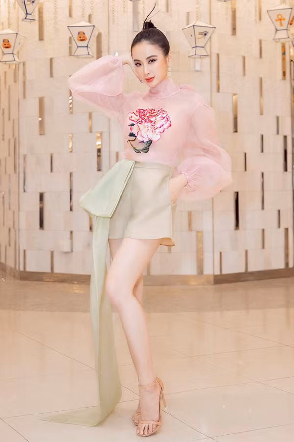 Trang phục xuyên thấu là item hiếm khi lỗi mốt. Khi mặc, chất liệu này giúp người mặc khoe triệt để vẻ gợi cảm song không kém phần nữ tính, táo bạo. (Ảnh: IG angela.phuongtrinh)