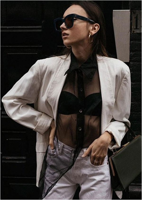 Với thời tiết se lạnh đầu xuân hay cuối thu, phụ nữ có thể chọn blazer hoặc áo khoác hờ sao cho che đủ phần nhạy cảm. Khoảng trong suốt trước ngực sẽ tôn lên vẻ gợi cảm mà vẫn dễ dàng giữ ấm. (Ảnh minh họa)