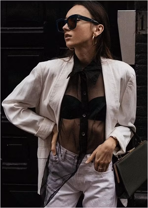 Với thời tiết se lạnh đầu xuân hay cuối thu, phụ nữ có thể chọn blazer hoặc áo khoác hờ sao cho che đủ phần nhạy cảm. Khoảng trong suốt trước ngực sẽ tôn lên vẻ gợi cảm mà vẫn dễ dàng giữ ấm. (Ảnh minh họa)