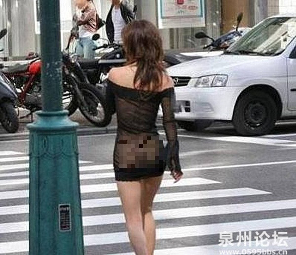 Sở hữu thân hình “bốc lửa”, cô gái chọn đầm xuyên thấu xuống phố. Tuy nhiên, thiếu tinh tế trong phối đồ khiến cô trở thành tâm điểm bàn tán, chỉ trích. (Ảnh minh họa)