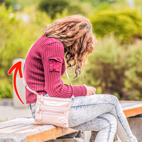 Ảnh hưởng vóc dáng. Quần jean bó giúp người mặc khoe được đường cong hút mắt. Vậy nhưng về lâu dài, mẫu quần này lại là nguyên nhân “phá” dáng. Mặc quần jean dễ phá vỡ sự cân bằng giữa lưng dưới và hông. Thậm chí, nó có thể làm tăng căng thẳng lên phần đĩa đệm cột sống người mặc.