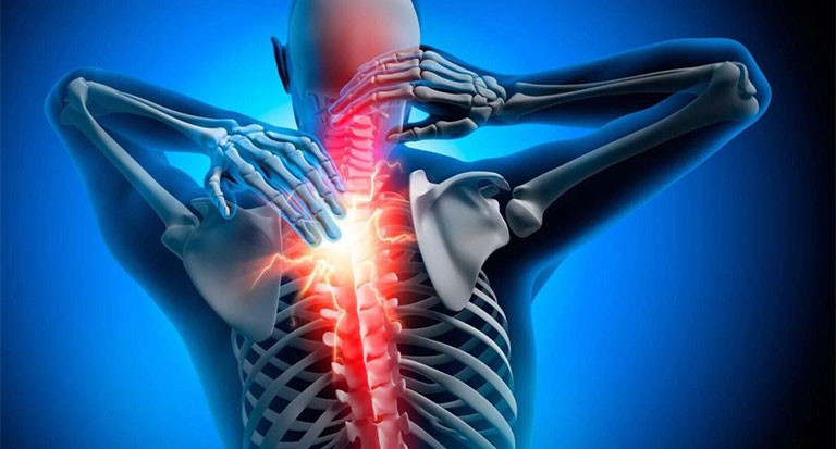 Người mắc viêm tai giữa nên nằm ngủ nghiêng bên tai bị viêm. Cách nằm này giúp dịch mủ thoát ra ngoài, rút ngắn quá trình điều trị. Người thoái hóa đốt sống cổ, thoát vị đĩa đệm cột sống thắt lưng không nên nằm nghiêng. Cách nằm này làm tăng co thắt động mạch đốt sống, thậm chí ảnh hưởng đến quá trình cung cấp máu lên não. Thay vào đó, bệnh nhân nên nằm ngửa và ngủ trên giường cứng.