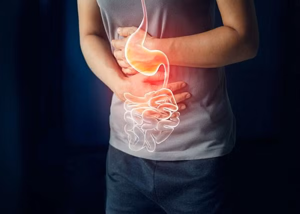 Người có các vấn đề về dạ dày nên ngủ nghiêng phải. Về mặt giải phẫu, độ cong của dạ dày khá lớn, các lối từ dạ dày xuống tá tràng, từ ruột non đến ruột già đều nằm bên trái. Nằm nghiêng phải sẽ không gây chèn ép các mô này, có lợi cho quá trình tiêu hóa vào ban đêm.