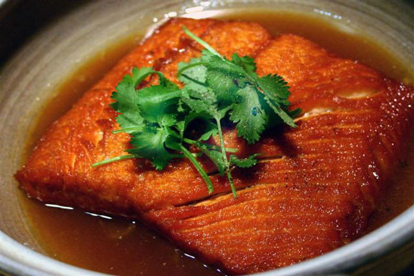 Về số lượng, hướng dẫn chế độ ăn hàng ngày tại Trung Quốc khuyên người trưởng thành khỏe mạnh nên ăn 40-75g thủy sản mỗi ngày. Nếu không tiện chế biến ăn theo ngày, bạn có thể ăn 2-3 lần/tuần (mỗi lần khoảng 300-400g).