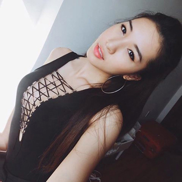 Áo đan dây không có form cố định, có thể may theo dáng croptop, ôm sát hoặc freesize. Dù may theo kiểu dáng nào thì phần đan dây trước ngực vẫn là điểm nhấn chính của thiết kế.