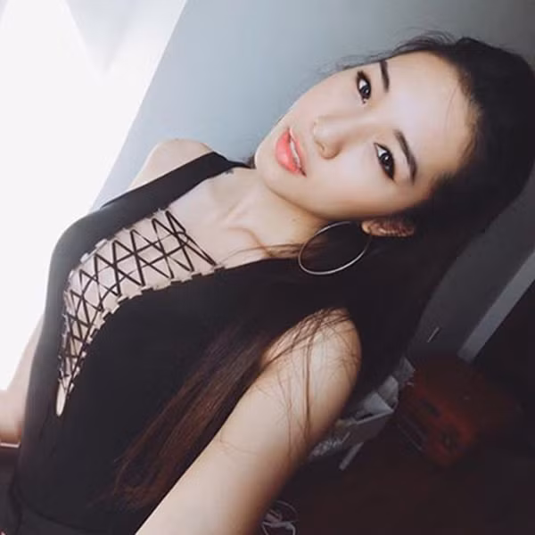 Áo đan dây không có form cố định, có thể may theo dáng croptop, ôm sát hoặc freesize. Dù may theo kiểu dáng nào thì phần đan dây trước ngực vẫn là điểm nhấn chính của thiết kế.