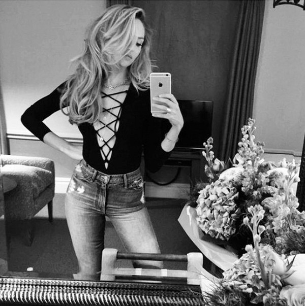 Chọn mẫu áo đan dây, nhiều màn lên đồ nhận được lời khen nhờ tôn vinh vẻ đẹp của người phụ nữ.