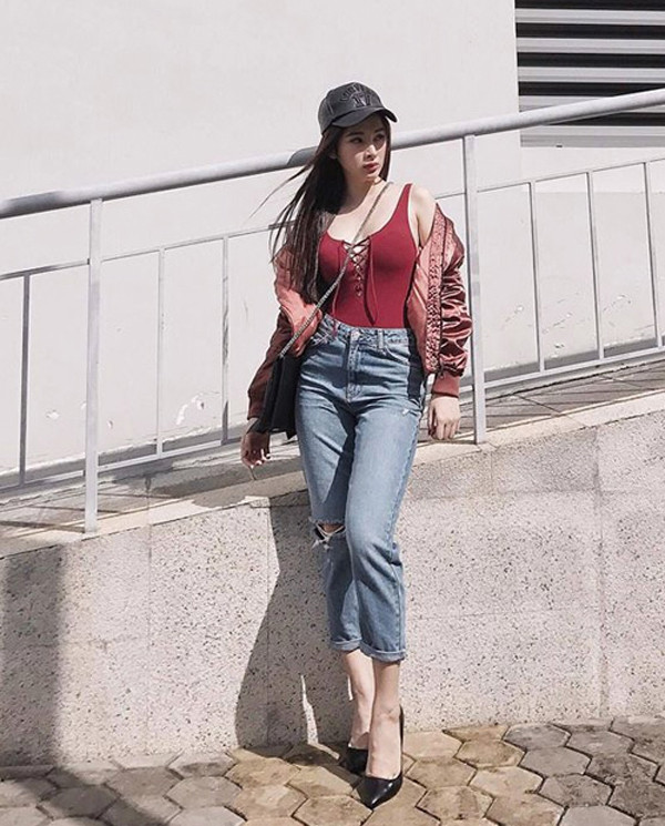 Thiết kế đơn giản song dễ dàng giúp người mặc trở nên nổi bật. Phần dây đan nửa kín nửa hở góp phần tôn lên nước da trắng mịn, đặc biệt là bầu ngực căng tràn, hấp dẫn khám phá.