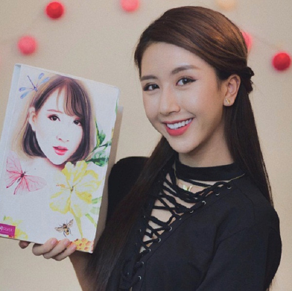 Tốt nhất, chị em nên tiết chế khoảng hở, điều chỉnh phần dây đan sao cho chỉ đệ lộ nhiều nhất 1/3 khuôn ngực. Độ hở này vừa khiến chị em không sa đà vào khoe da thịt, vừa tạo cân đối cho toàn bộ set đồ.