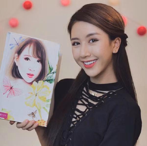 Tốt nhất, chị em nên tiết chế khoảng hở, điều chỉnh phần dây đan sao cho chỉ đệ lộ nhiều nhất 1/3 khuôn ngực. Độ hở này vừa khiến chị em không sa đà vào khoe da thịt, vừa tạo cân đối cho toàn bộ set đồ.