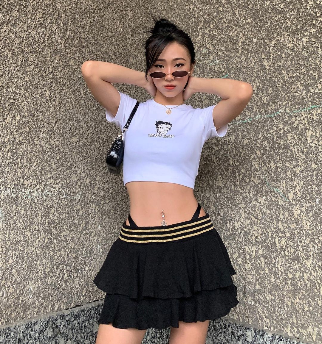 Khi mặc, bạn gái nên chú ý phần nội y lộ ra. Phần nội y thấp thoáng, khơi gợi giúp phô diễn hình thể tối đa. Trong khi đó, để lộ nội y một cách phô phang sẽ khiến người nhìn cảm thấy không thuận mắt. Ảnh minh họa