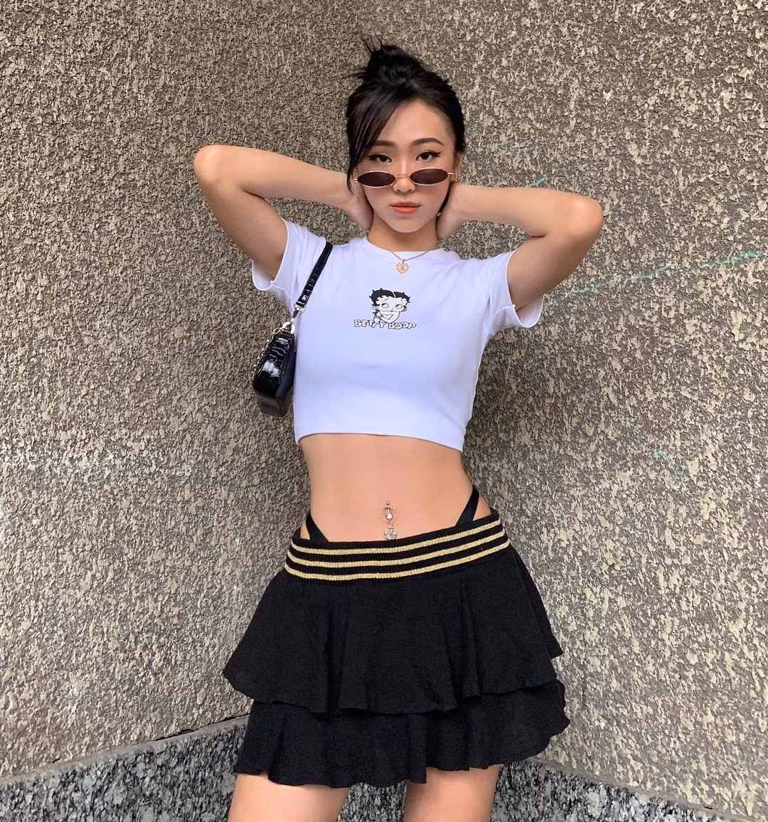 Khi mặc, bạn gái nên chú ý phần nội y lộ ra. Phần nội y thấp thoáng, khơi gợi giúp phô diễn hình thể tối đa. Trong khi đó, để lộ nội y một cách phô phang sẽ khiến người nhìn cảm thấy không thuận mắt. Ảnh minh họa