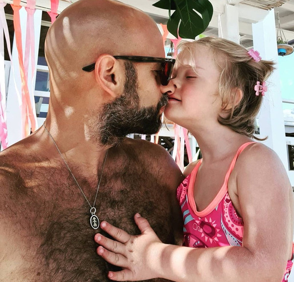 Anh tin rằng con gái sẽ đủ mạnh mẽ để đối diện với những điểm yếu của bản thân, phát huy mạnh mẽ khả năng của mình. Luôn giữ tinh thần lạc quan khiến cuộc sống của hai bố con tràn ngập tiếng cười.