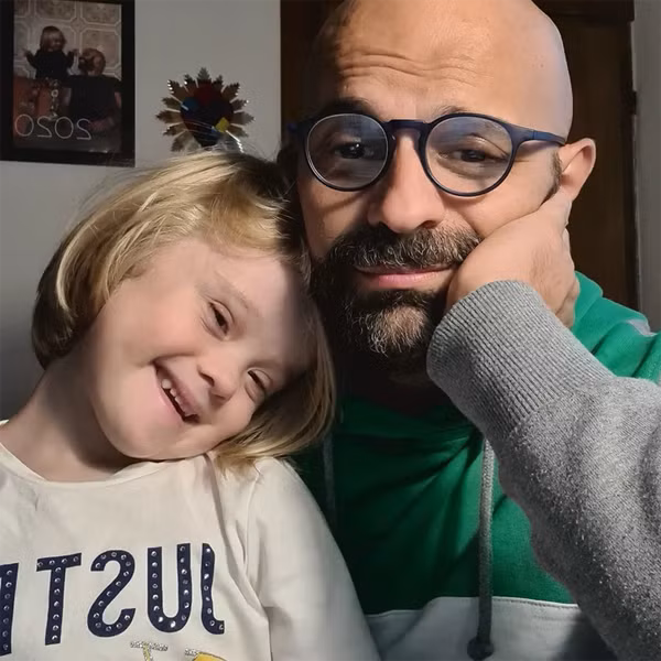 Làm cha đơn thân, Luca cho biết bản thân không gặp nhiều khó khăn khi chăm sóc Alba. Được biết, năm Luca 14 tuổi, người bạn thân nhất của anh bị ung thư. Chàng thiếu niên thường đến bệnh viện giúp làm bài tập và chăm sóc bạn. Khi bạn qua đời, Luca nhận thức sâu sắc về việc sống chung với bệnh tật. Điều này thôi thúc anh tình nguyện đến nhà thờ giúp đỡ bệnh nhân và trẻ em khuyết tật.