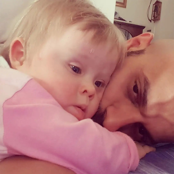 Liên tiếp bị từ chối, cuối cùng may mắn cũng mỉm cười với Alba. Cô bé được nhận nuôi bởi người đàn ông đồng tính tên Luca Trapanese, 42 tuổi. Khuyết tật bẩm sinh khiến nhiều người coi Alba như gánh nặng. Vậy nhưng, cô bé lại như món quà thượng đế ban tặng cho Luca khi anh đang cô đơn tận cùng vì tình cảm đổ vỡ, khao khát yêu thương.