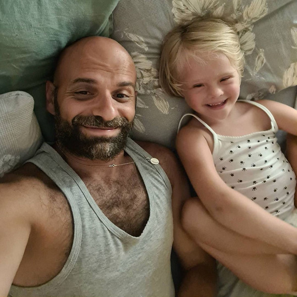 Trong khi nhiều người coi việc nuôi dạy trẻ như nghĩa vụ thì Luca lại tận hưởng niềm vui được làm cha. Anh tự hào, nỗ lực hết mình để con gái phát triển tối đa. Trong cuộc sống, Alba luôn là ưu tiên hàng đầu của ông bố đơn thân.