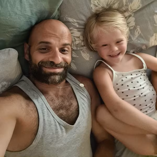 Trong khi nhiều người coi việc nuôi dạy trẻ như nghĩa vụ thì Luca lại tận hưởng niềm vui được làm cha. Anh tự hào, nỗ lực hết mình để con gái phát triển tối đa. Trong cuộc sống, Alba luôn là ưu tiên hàng đầu của ông bố đơn thân.