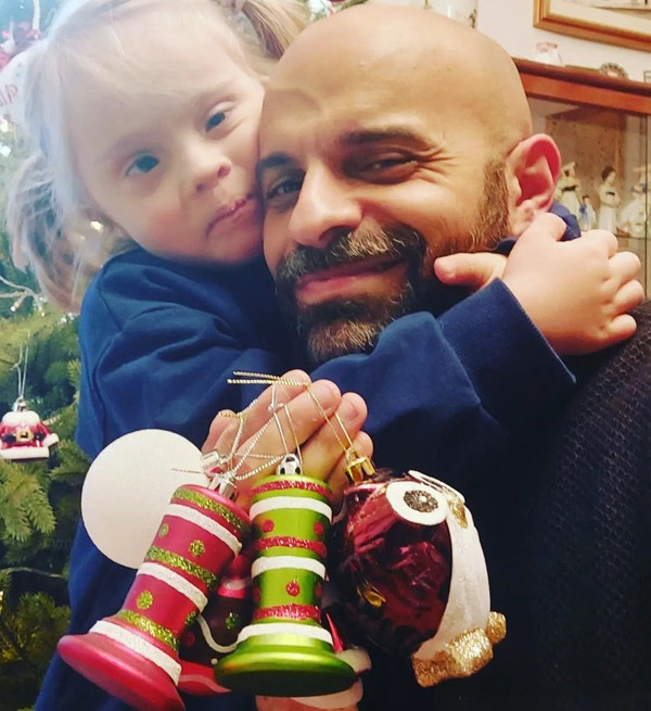 Mỗi ngày trôi qua với bố con luôn đầy ắp tiếng cười. Luca không bao giờ quên khoảnh khắc Alba cất tiếng gọi “Ba” và những bước đi đầu đời của cô bé. Với những trẻ bình thường, những mốc phát triển này rất đáng nhớ. Với trẻ đặc biệt, khoảnh khắc trên còn có ý nghĩa quan trọng.