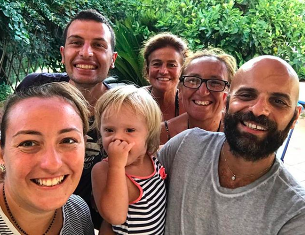 Ngay khi nhận nuôi thiên thần nhỏ, Luca xin nghỉ làm 1 tuần để bên con, đưa Alba về quê làm quen với ông bà, họ hàng và tổ chức tiệc cầu bình an cho bé.