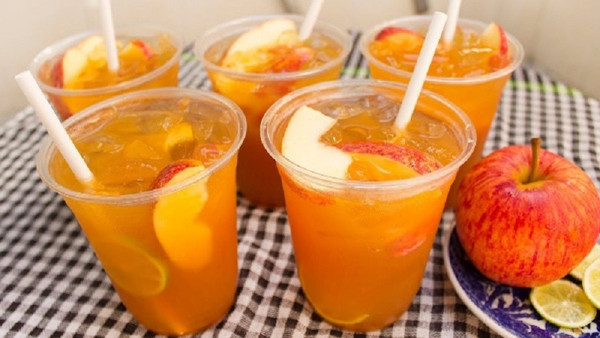 Pha trà táo với nước ấm. Những năm gần đây, người dân chuộng cách sấy lát táo để làm trà. Khi sấy lạnh, táo vẫn giữ được một phần vitamin. Vậy nhưng, nếu pha trà bằng nước nóng, các vitamin này sẽ bị phân hủy, lát táo giảm giá trị dinh dưỡng đi nhiều. Để tận dụng dưỡng chất trong chúng, tốt nhất chỉ nên pha bằng nước ấm mà thôi.