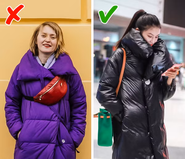 Chọn túi kích cỡ phù hợp. Tương tự áo khoác lông, áo phao ấm áp song dễ mang cảm giác cồng kềnh cho người mặc. Lúc này, bạn nên chọn túi kích cỡ tương đối, đeo một bên vai. Sử dụng mẫu túi đeo chéo, có kích thước nhỏ sẽ khiến chiếc áo to xù càng nổi bật hơn.