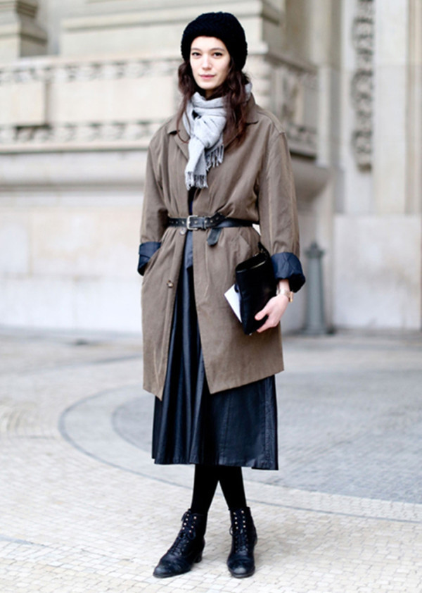 Tận dụng thắt lưng tạo điểm nhấn. Nhấn nhá vùng eo sẽ khiến vẻ ngoài có sức hút hơn. Điều này không đồng nghĩa với việc phụ thuộc vào phần buộc dây tích sẵn trên áo. Thay vào đó, bạn nên tận dụng một chiếc thắt lưng da riêng biệt để tạo độ phồng vừa phải.