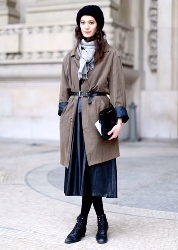 Tận dụng thắt lưng tạo điểm nhấn. Nhấn nhá vùng eo sẽ khiến vẻ ngoài có sức hút hơn. Điều này không đồng nghĩa với việc phụ thuộc vào phần buộc dây tích sẵn trên áo. Thay vào đó, bạn nên tận dụng một chiếc thắt lưng da riêng biệt để tạo độ phồng vừa phải.