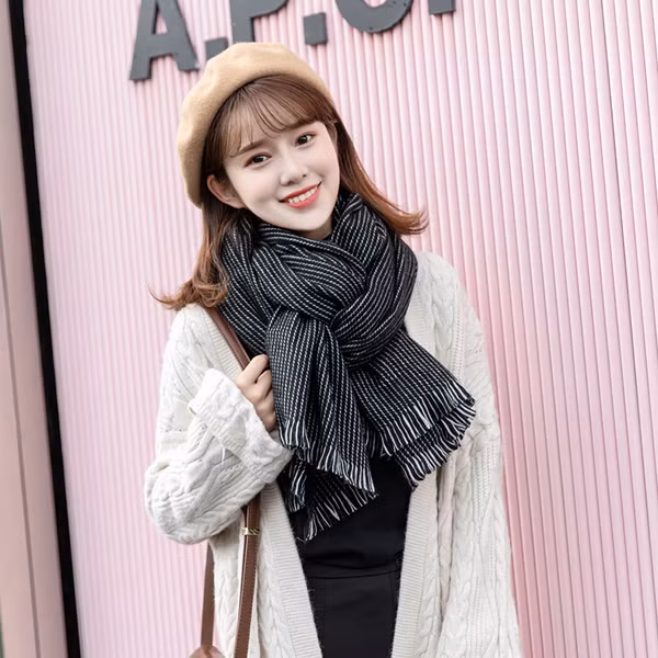 Stylist cho biết, mặc áo khoác dày với cổ trần sẽ làm hỏng toàn bộ set đồ. Khoảng hở vùng cổ sẽ làm lộ các lớp áo bên trong, tạo cảm giác người mặc thiếu chỉn chu. Để hài hòa hơn, chị em nên lựa chọn chiếc khăn quàng hờ quanh cổ. Lưu ý không buộc khăn quá chặt, tránh tạo hiệu ứng thị giác phần đầu tách biệt với cơ thể.