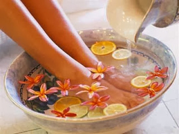 Để cải thiện chứng tay chân lạnh, hàng ngày, bạn nên duy trì thói quen ngâm chân trước khi đi ngủ. Ngâm chân giúp bạn giải tỏa căng thẳng, xoa dịu cơ thể và tinh thần, thúc đẩy quá trình lưu thông máu và trao đổi chất ở bàn chân. Đồng thời, cách làm này cũng giữ ấm bàn chân và cải thiện chất lượng giấc ngủ.