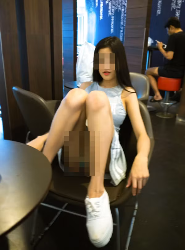 Sở hữu gương mặt thanh tú, vóc dáng ưa nhìn, người đẹp Thái Lan này chọn mặc chiếc đầm ngắn. Thiết kế và chất liệu váy không có gì đáng bàn, vốn rất phù hợp với dáng người lẫn môi trường xung quanh. (Ảnh: ET)