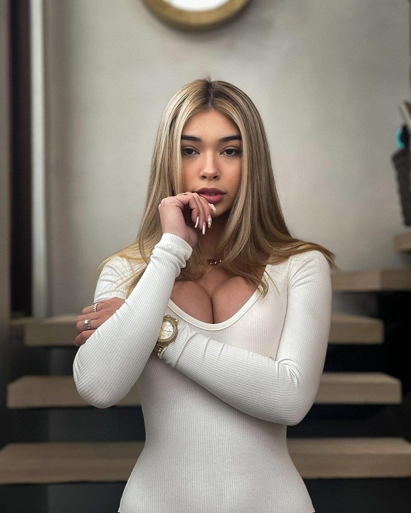 Được biết, Aishah Sofety từng cộng tác với tư cách người mẫu ảnh cho các hãng thời trang hàng đầu như JAXXON, Boutine LA, Chooks LA Swimwear, FashionNova.com, Playboy Shopping...