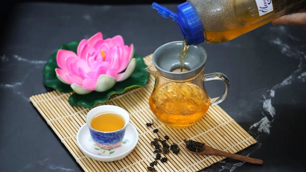 Ngoài ra, trà còn chứa nhiều catechin có tác dụng ức chế và đề kháng đối với một số vi khuẩn có hại mà không gây ảnh hưởng đến các lợi khuẩn đường ruột, giúp cơ thể hoạt động khỏe mạnh.