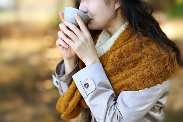 Uống nhiều nước. Uống chút nước trước khi ngủ rất tốt cho việc ngăn ngừa các bệnh tim mạch và mạch máu não. Vậy nhưng uống nhiều nước trước khi ngủ lại không hề có lợi. Uống nhiều nước sẽ khiến bạn thức dậy lúc nửa đêm, gây gián đoạn giấc ngủ. Bên cạnh đó, uống nhiều nước trước khi ngủ cũng dễ gây bọng mắt, ảnh hưởng đến diện mạo.