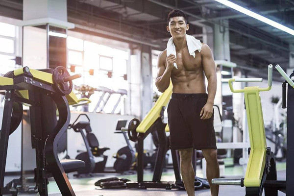 Vận động mạnh. Những bài tập cường độ cao như chạy, chơi bóng, khiêu vũ... tốt nhất nên thực hiện trước khi ngủ 1-2 giờ. Nguyên nhân bởi vận động mạnh khiến não rơi vào trạng thái hưng phấn, ảnh hưởng đến chất lượng giấc ngủ.