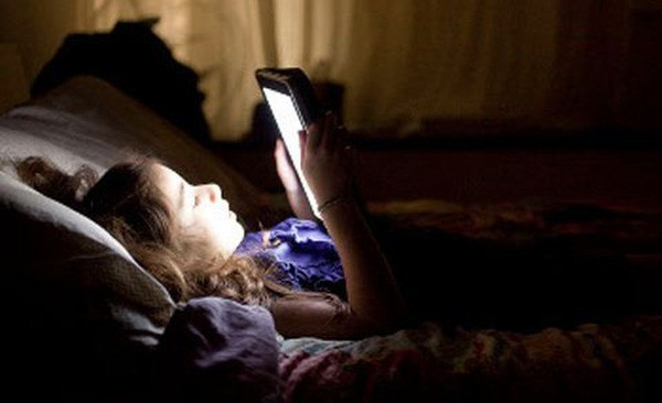 Bên cạnh đó, bạn cũng nên hạn chế xem phim có tình tiết kịch tính, bóng đá thời gian dài trước khi ngủ bởi chúng cũng dễ tạo trạng thái hưng phấn.