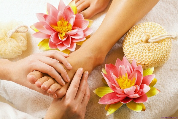 Massage chân. Sau khi ngâm chân, tốt nhất nên xoa toàn bộ lòng bàn chân. Massage chân có tác dụng điều hòa kinh mạch thận, dưỡng can thận khí, đỡ mỏi chân tay, chống lão hóa và kéo dài tuổi thọ.